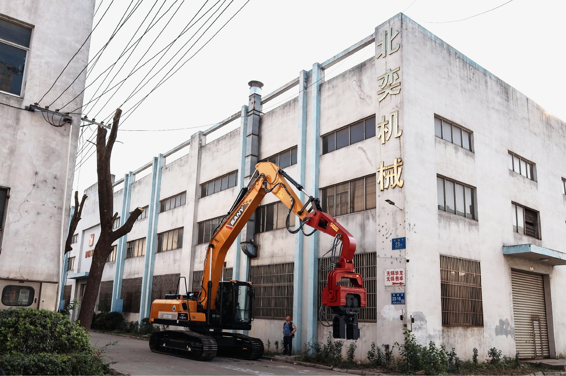 實力圈粉！挖掘機改裝打樁機順利交付 助力太陽能光伏建設
