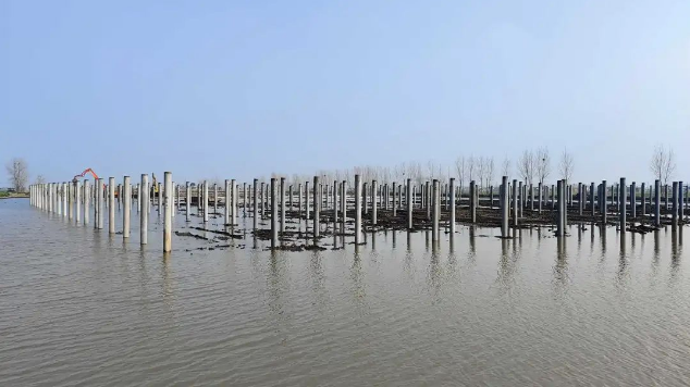 數(shù)百根水上光伏樁，用北奕振動(dòng)打樁機(jī)2天搞定